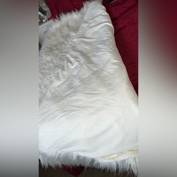 Luxurious White Faux Fur Throw Blanket 48.5x60 - Picture 3 of 5